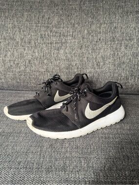 Nike Roshe One Black & Metallic Silver Sneakers